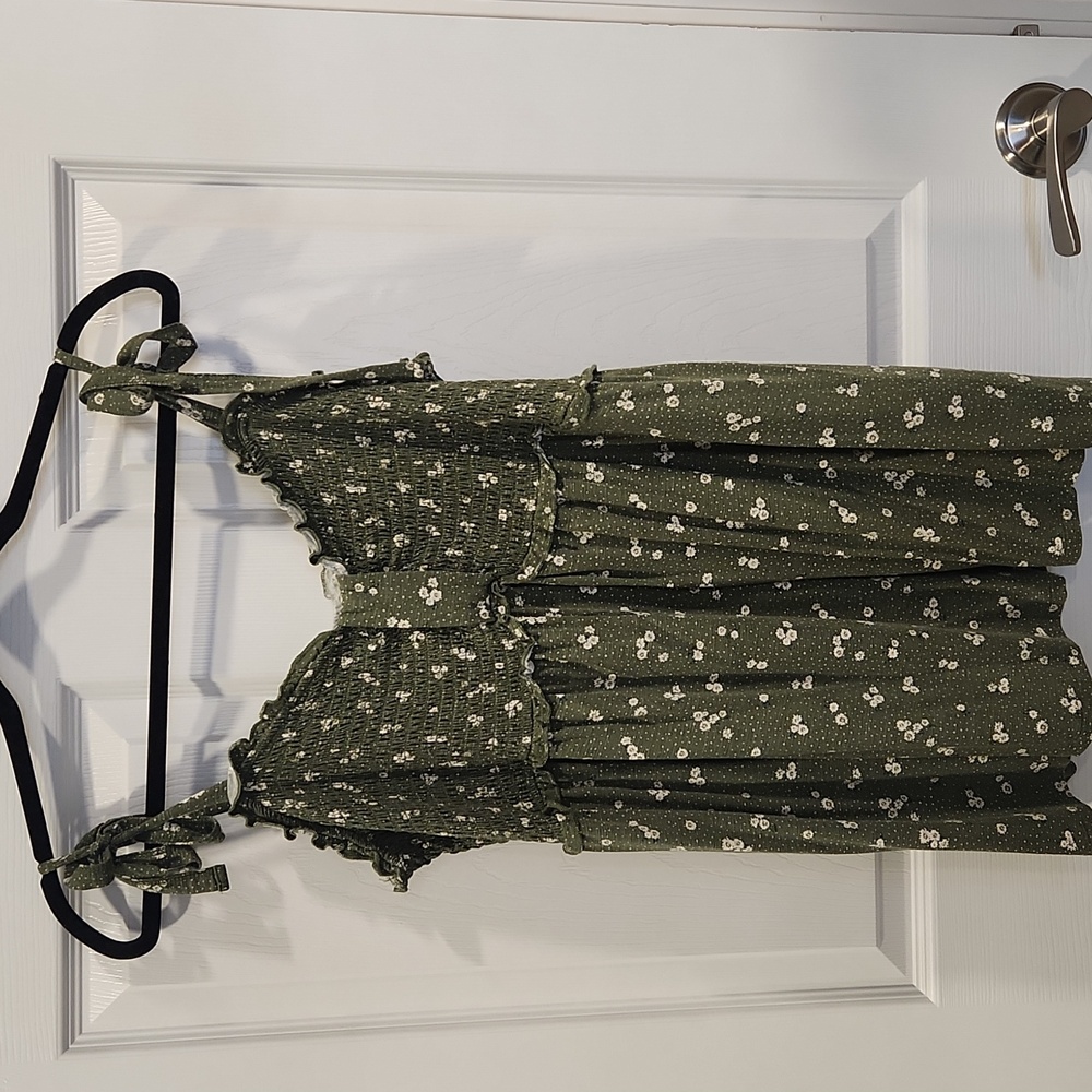 Torrid Green Smocked Top With Dainty Daisy Flowers - Picture 2 of 5